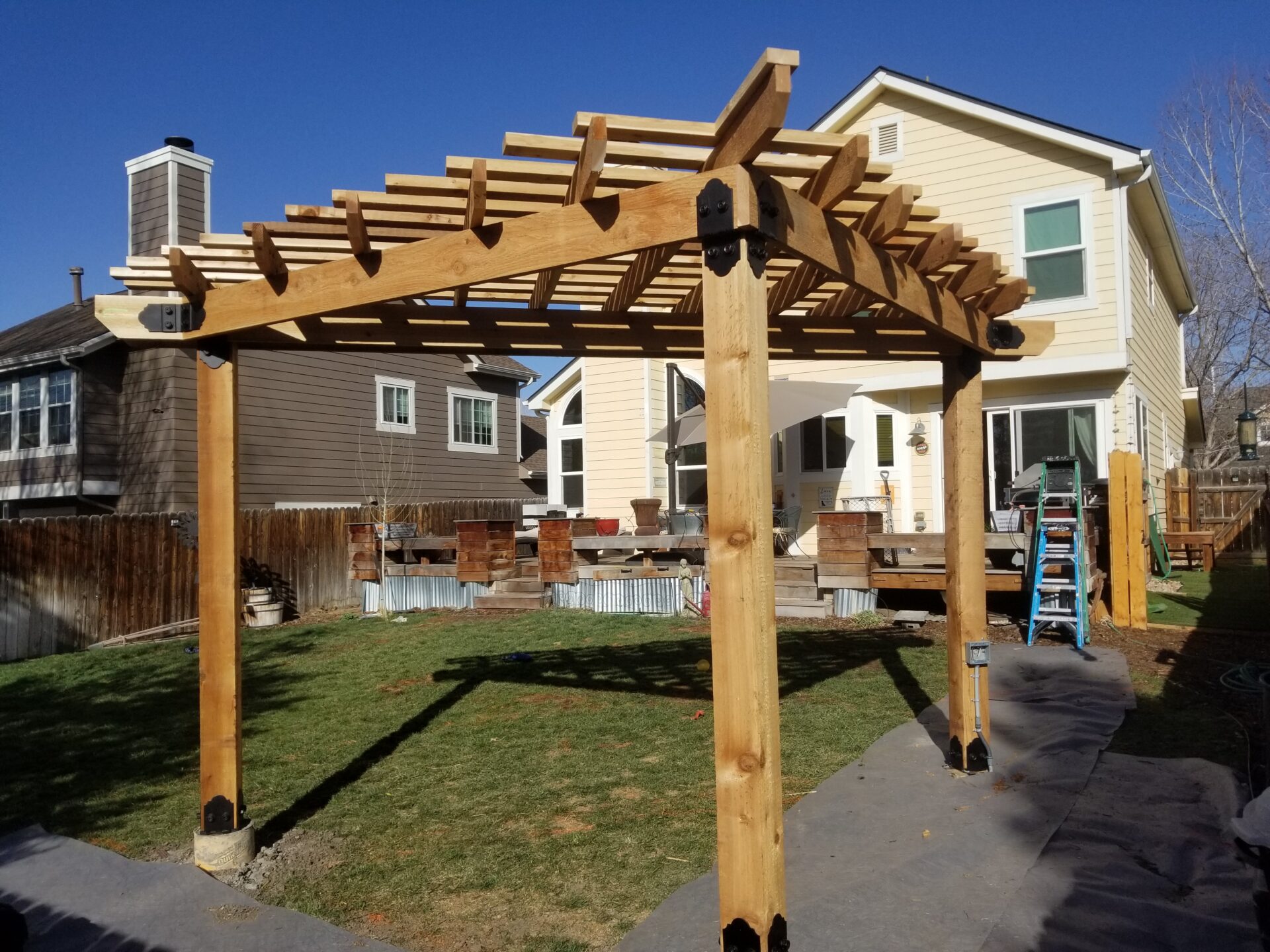 A wooden structure in the middle of a yard.